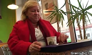 Azijska baba želi biti sexporno xxx jebena