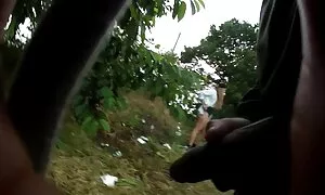 Bucmast crnac obrađuje dugački bijeli porn filme kurac