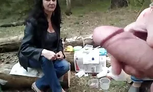 Mlada djevojka skida se porno foot u parku