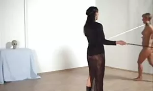 Plavokosa Jennifer u elastičnom video one porno golfu na nogama masturbira