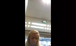 Tiff Bannistar primio je od zaposlenika porno jenifer besplatni novac