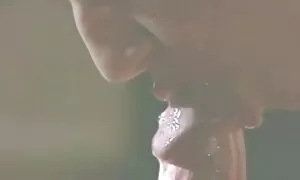 Zavodnica zavodi svojim porno films full mokrim limenkama