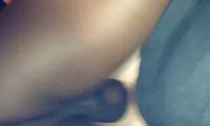 Lijepa plavuša u ružičastom video one porno donjem rublju voli u guzici