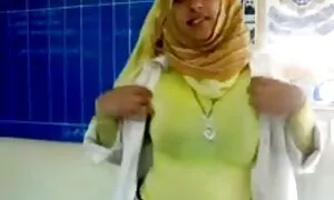 Djevojka Emma Heart massage porno film zabavlja se s muškarcem