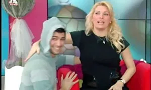 Djevojka u mini-suknji koristi porno om pauzu za seks