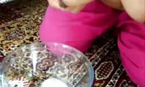 Tamnoputa djevojka dominira tipom porno mom teach sex u krevetu